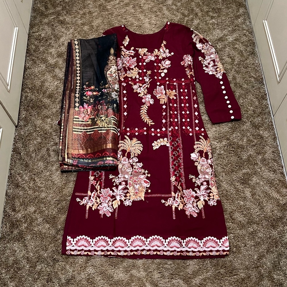 Embroidered suit with organza dupatta - Picture 2 of 3